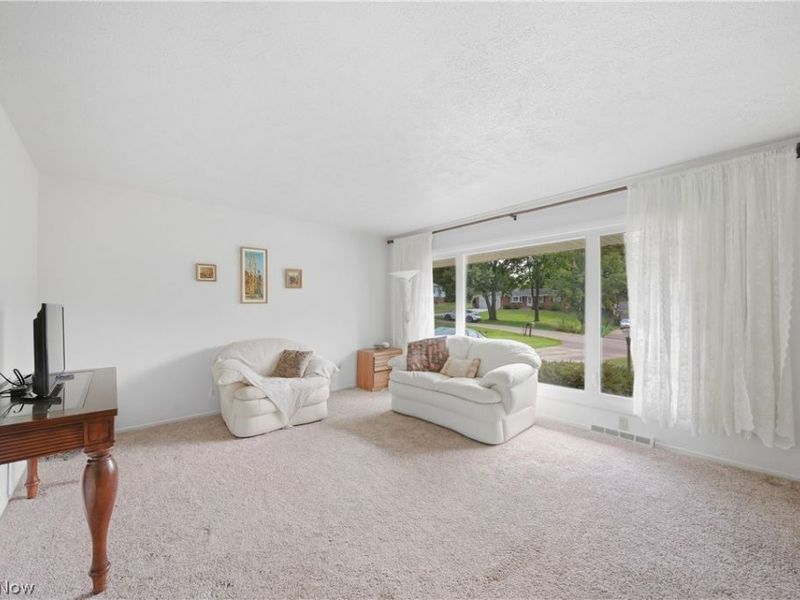 3707 Dauphin Drive NE, Canton, OH 44721 Photo 3