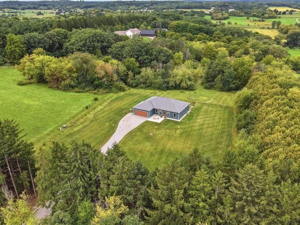 W290S6625 Holiday ROAD, Waukesha, WI 53189