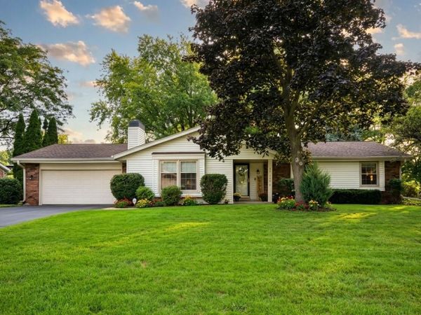 W220N2767 Maplewood LANE, Waukesha, WI 53186