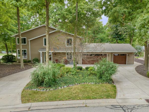 4665 S Delphine DRIVE, New Berlin, WI 53151