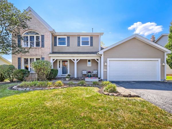 654 Matthew Lane , Carol Stream, IL 60188