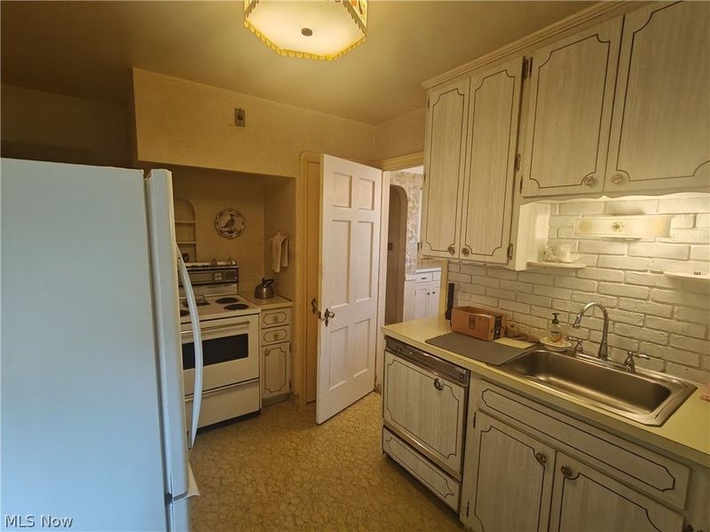 15717 Munn Road, Cleveland, OH 44111 Photo 6