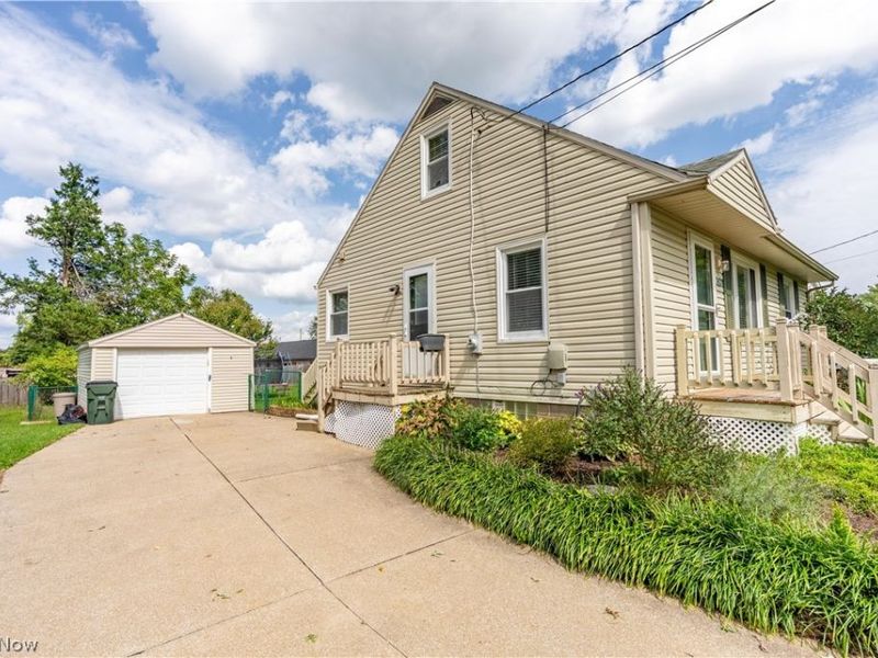 2909 33rd Street NE, Canton, OH 44705 Photo 2