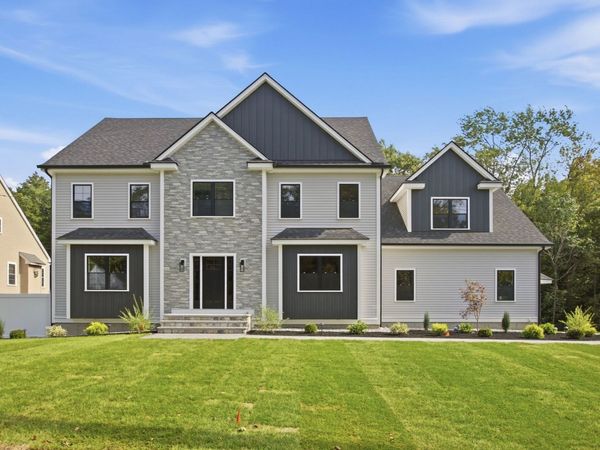 11 Lexington St, Burlington, MA 01803