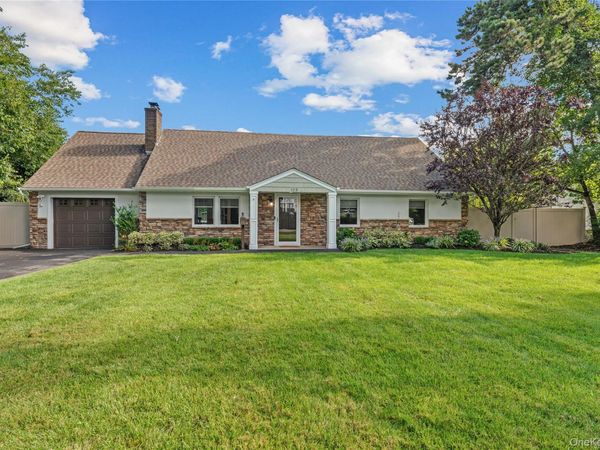 123 Hiawatha Drive , Brightwaters, NY 11718