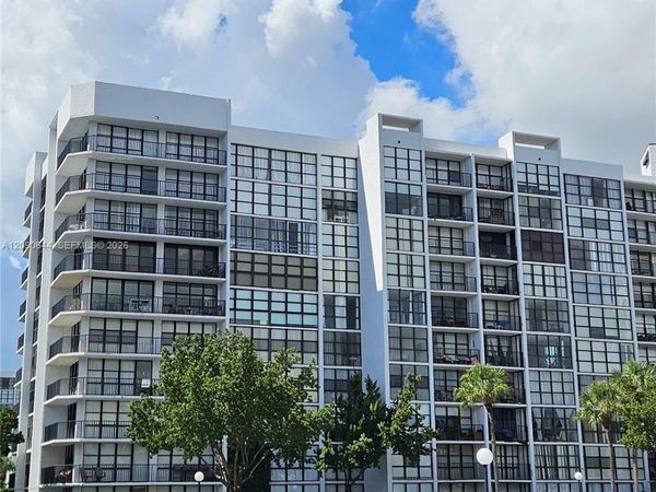 1000 Parkview Dr , Unit 124, Hallandale Beach, FL 33009