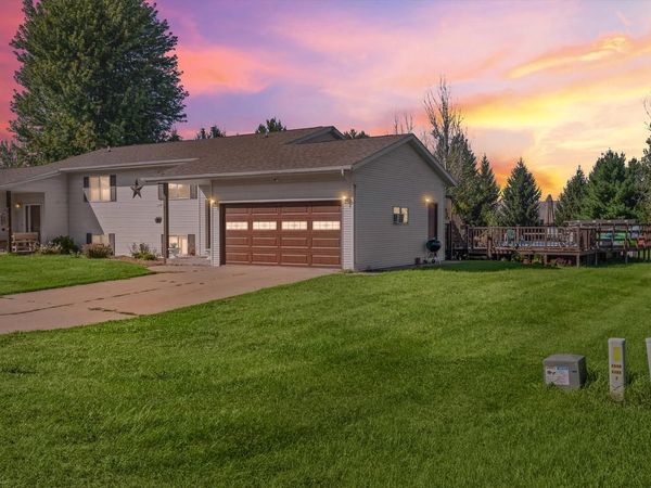 W8326 Prairie Pine LANE, Onalaska, WI 54650