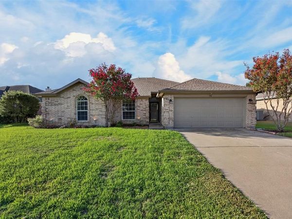 332 Hacienda Drive , Waxahachie, TX 75165