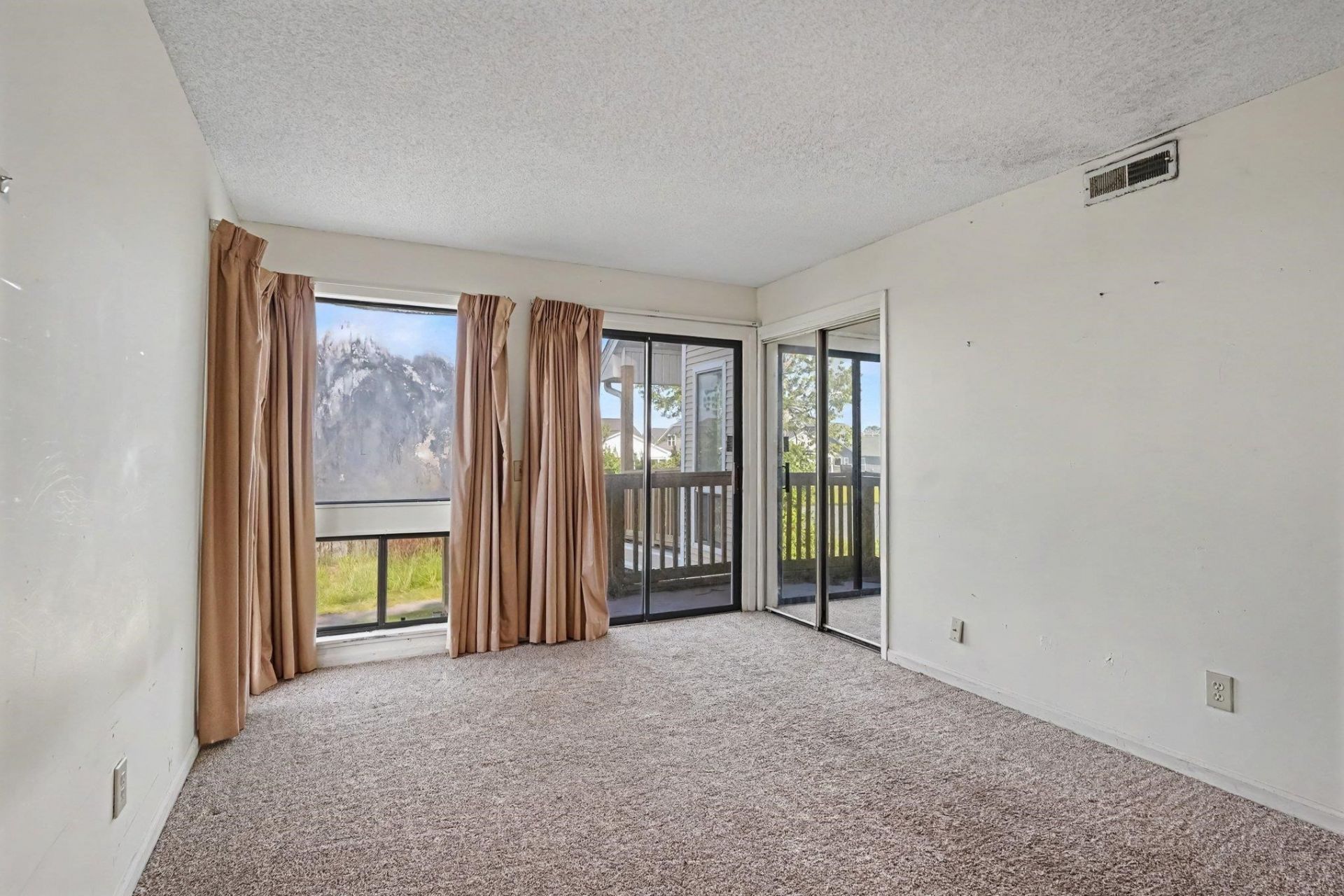 1025 Plantation Dr. W Photo 14