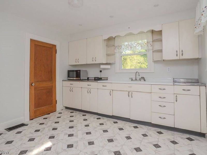 26240 Pettibone Road, Bedford, OH 44146 Photo 9