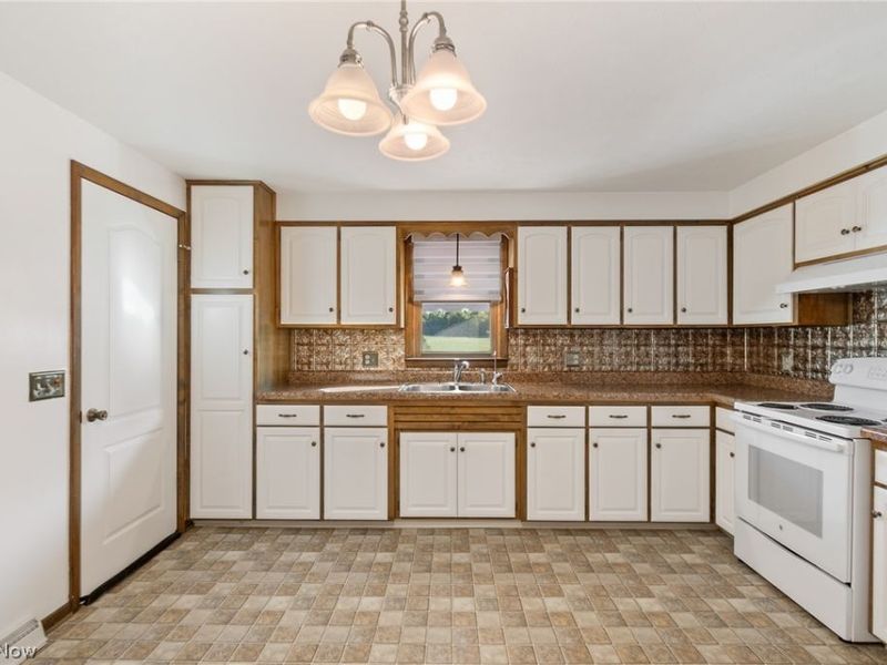 6264 Paris Avenue, Louisville, OH 44641 Photo 8
