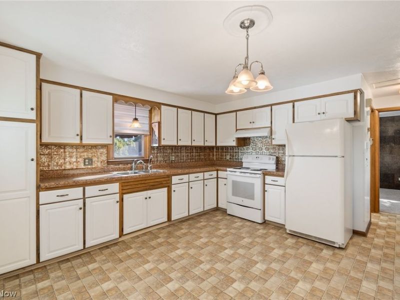 6264 Paris Avenue, Louisville, OH 44641 Photo 9