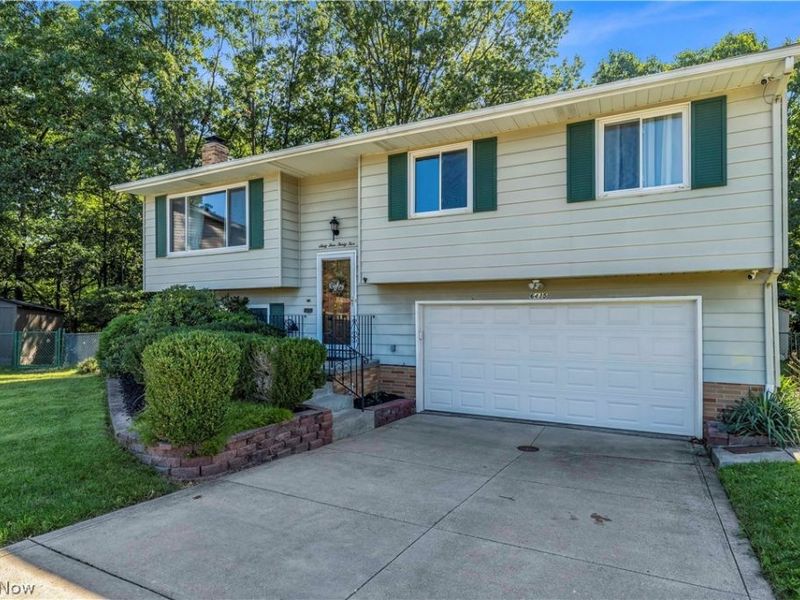 6435 Goebel Drive, Parma, OH 44134 Photo 4