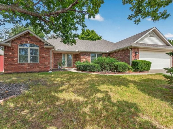 2806 Amberwood Street , Springdale, AR 72762
