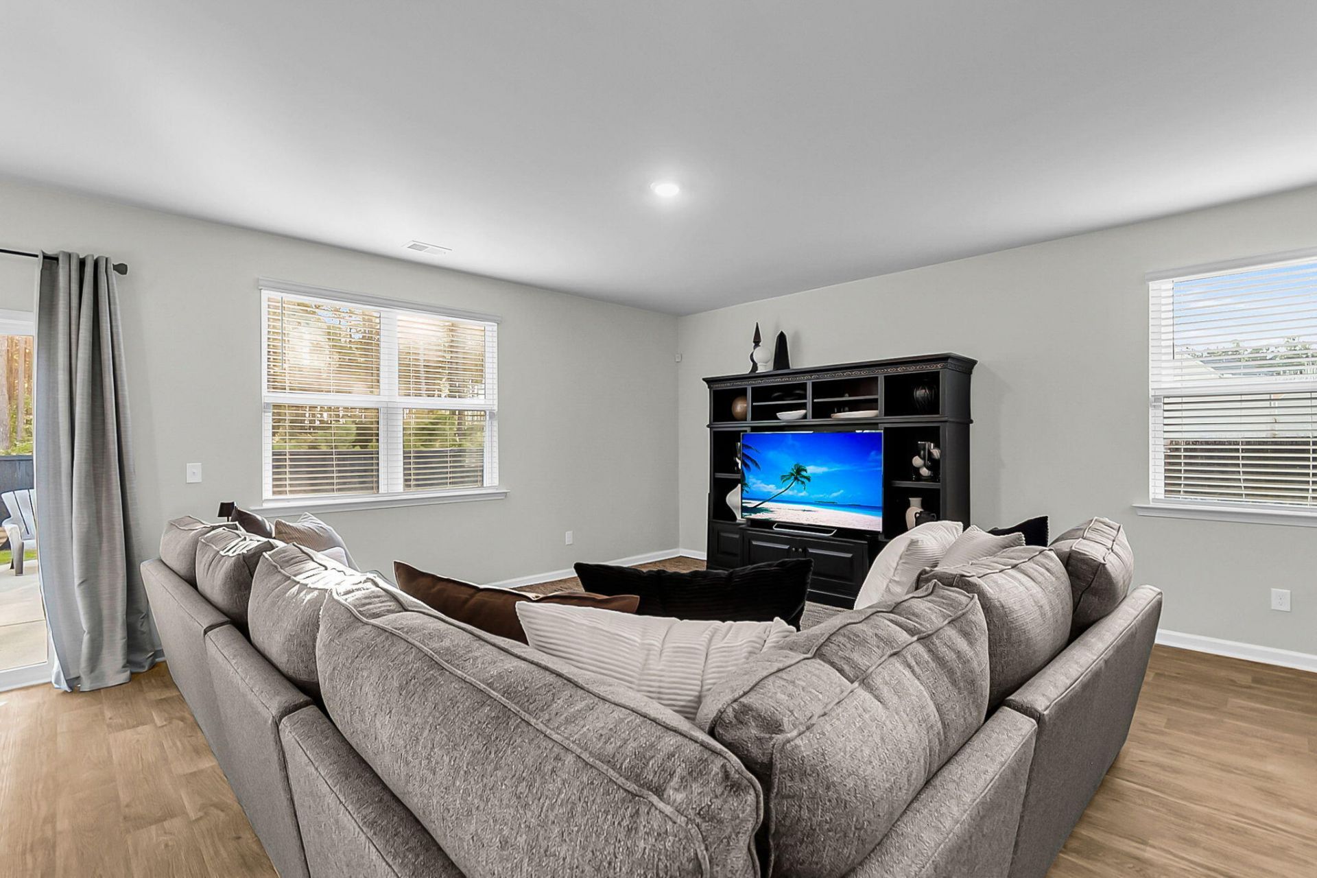 207 Greenwich Drive Photo 9