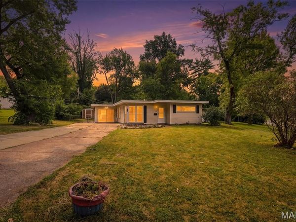 2 Marquette Drive , Florissant, MO 63031