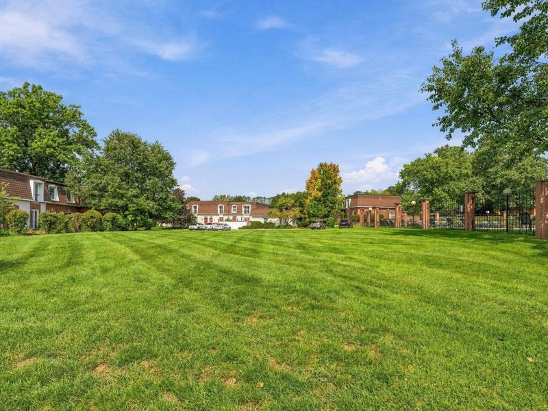 2811 Chateau Circle S, Unit 36, Upper Arlington, OH 43221 Photo 47