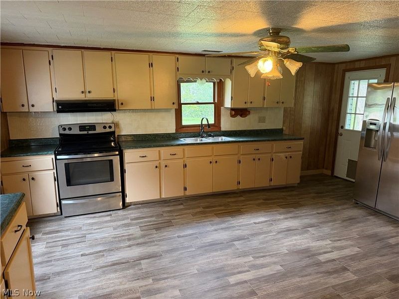 606 E First Street, Uhrichsville, OH 44683 Photo 7