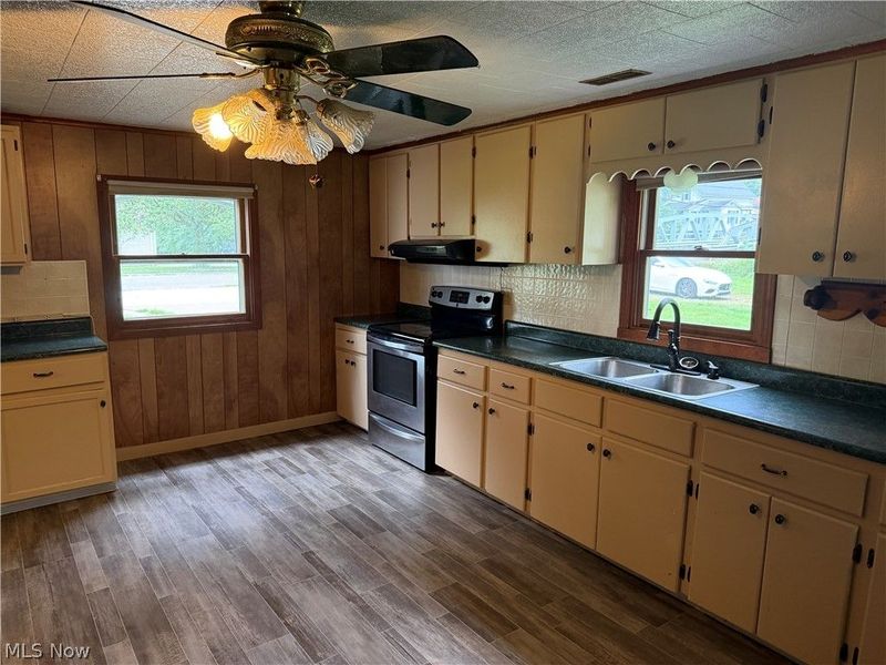606 E First Street, Uhrichsville, OH 44683 Photo 8