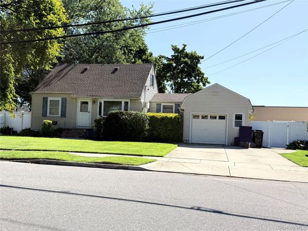 1 Higbie Drive, West Islip, NY 11795