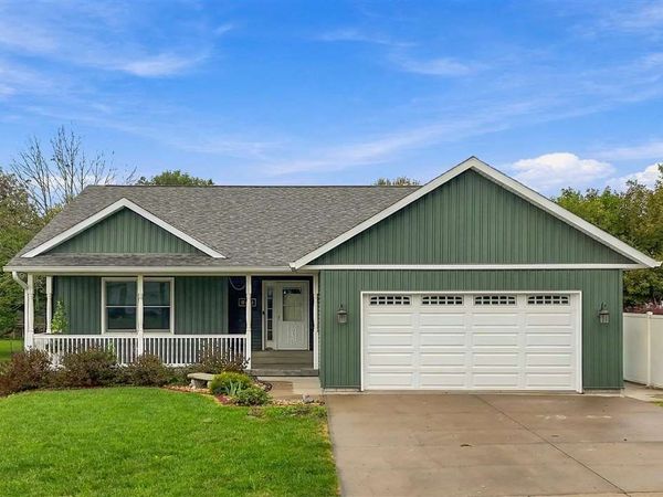 715 14th St, Kalona, IA 52247