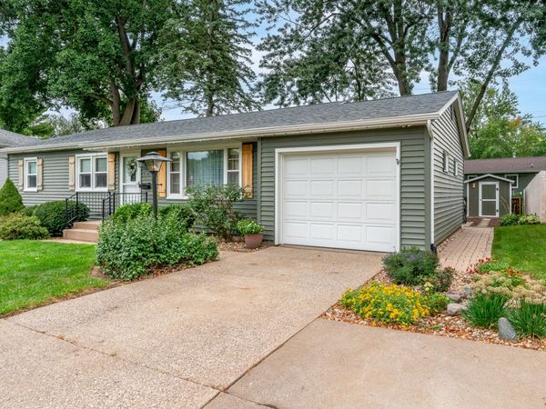 1923 Glenn Street , Bettendorf, IA 52722