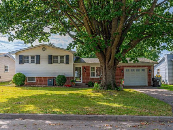 1033 N STATE Street, Lincoln, IL 62656
