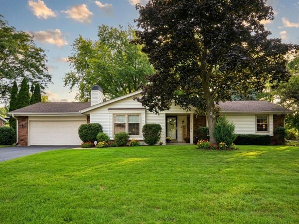 W220N2767 Maplewood Ln, Pewaukee, WI 53186