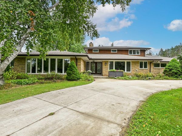 7550 N Pheasant Ln, River Hills, WI 53217