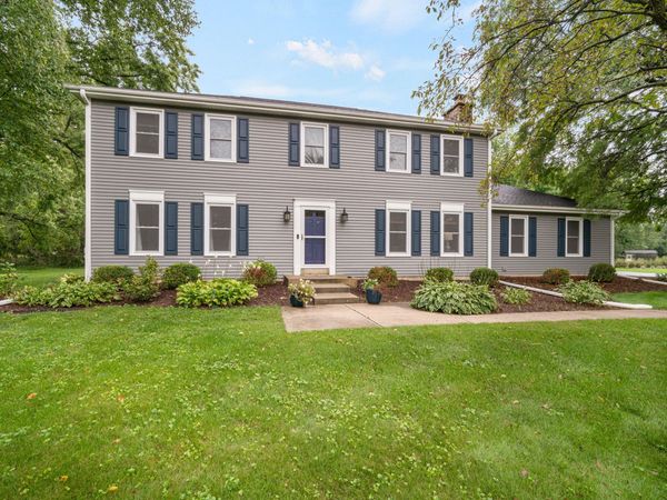 1626 Devonshire Dr, Cedarburg, WI 53012