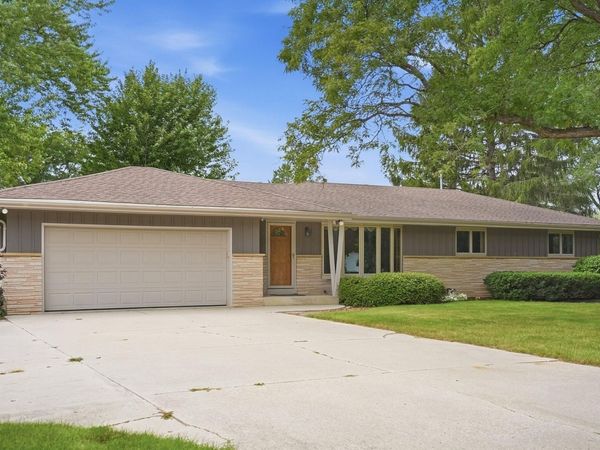 181 Highview Dr, Cedarburg, WI 53012