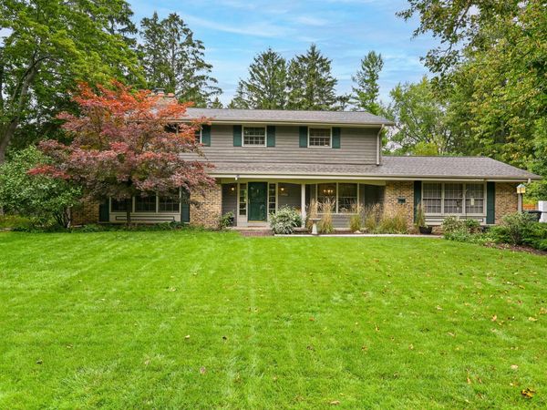 9506 N Wakefield Ct, Bayside, WI 53217