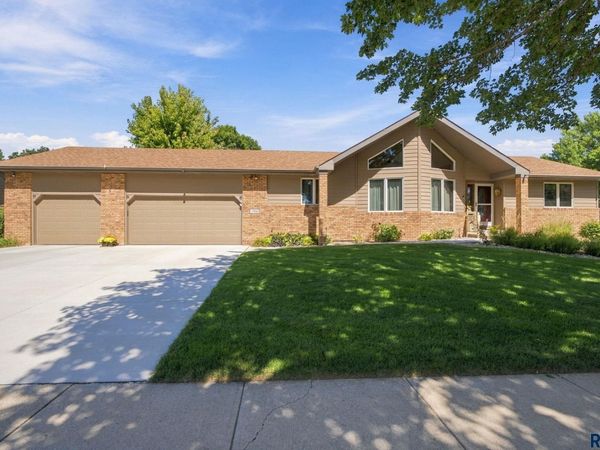 2908 E 51st St, Sioux Falls, SD 57103