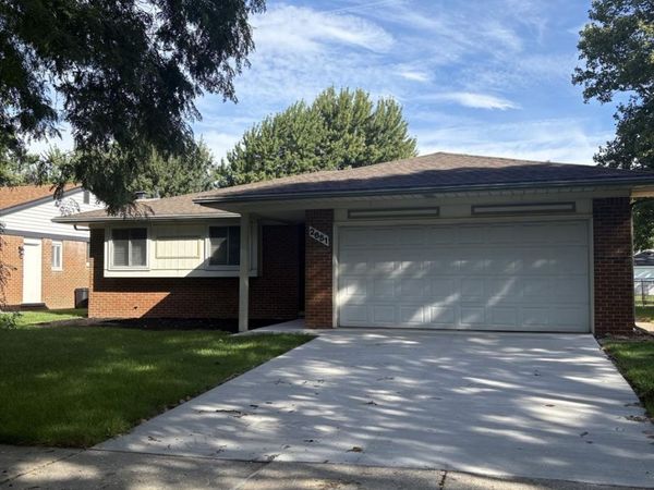 2651 Arrowhead Drive , Troy, Mi 48083