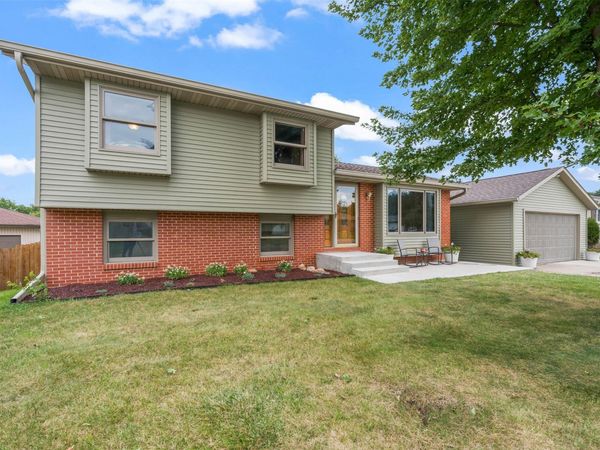 806 Hickory Drive, Huxley, IA 50124