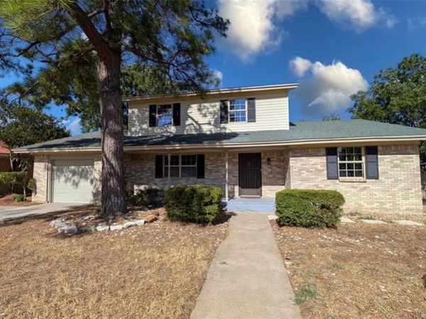 1105 S Ridgeway Drive, Cleburne, TX 76033