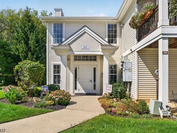 864 Honeybrook Cir, Lopatcong, NJ 08886