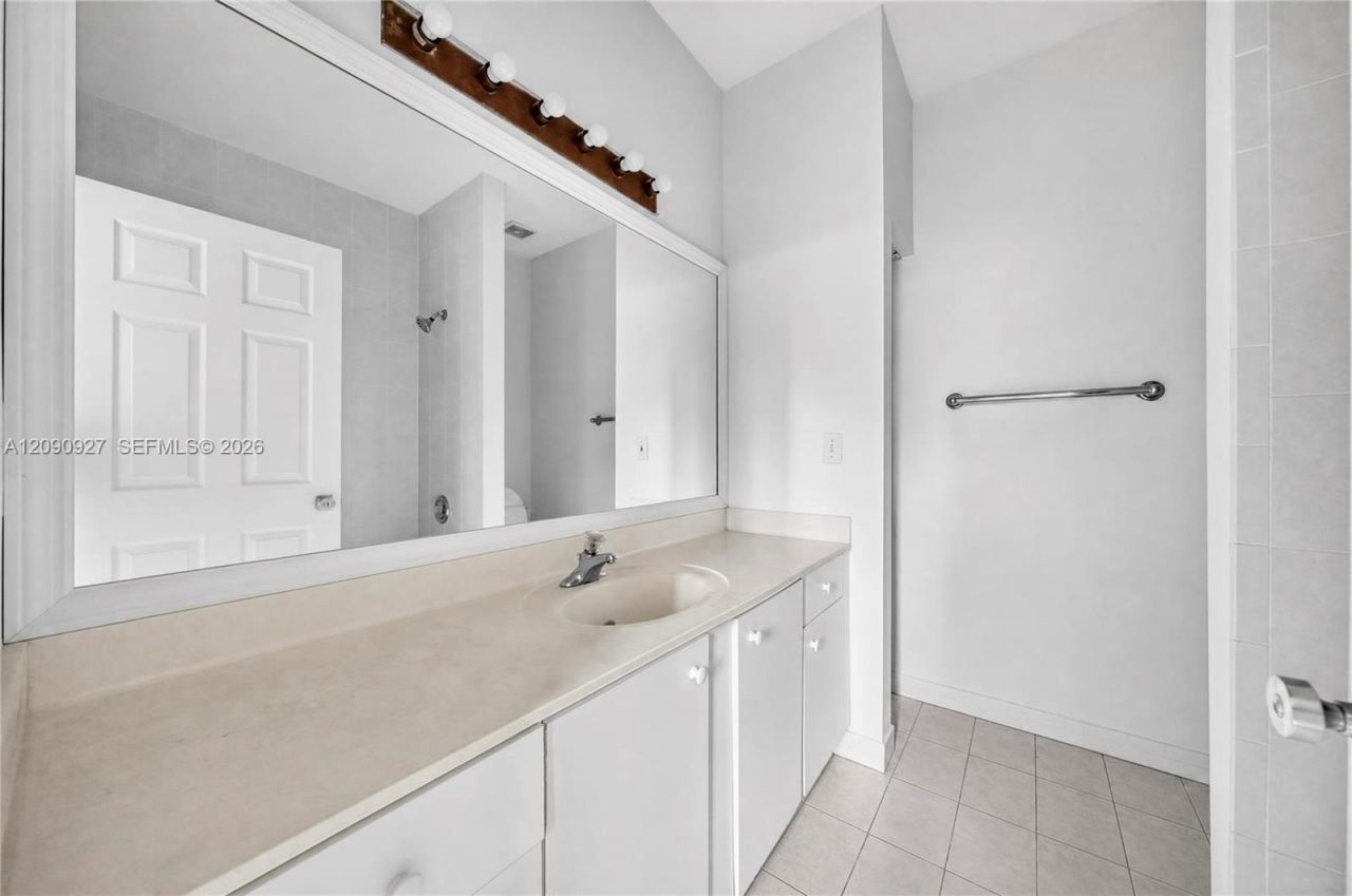 359 NE 27th Ter, Unit 204, Homestead, FL 33033 Photo