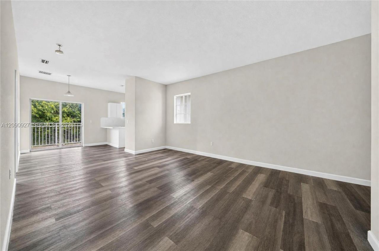 359 NE 27th Ter, Unit 204, Homestead, FL 33033 Photo