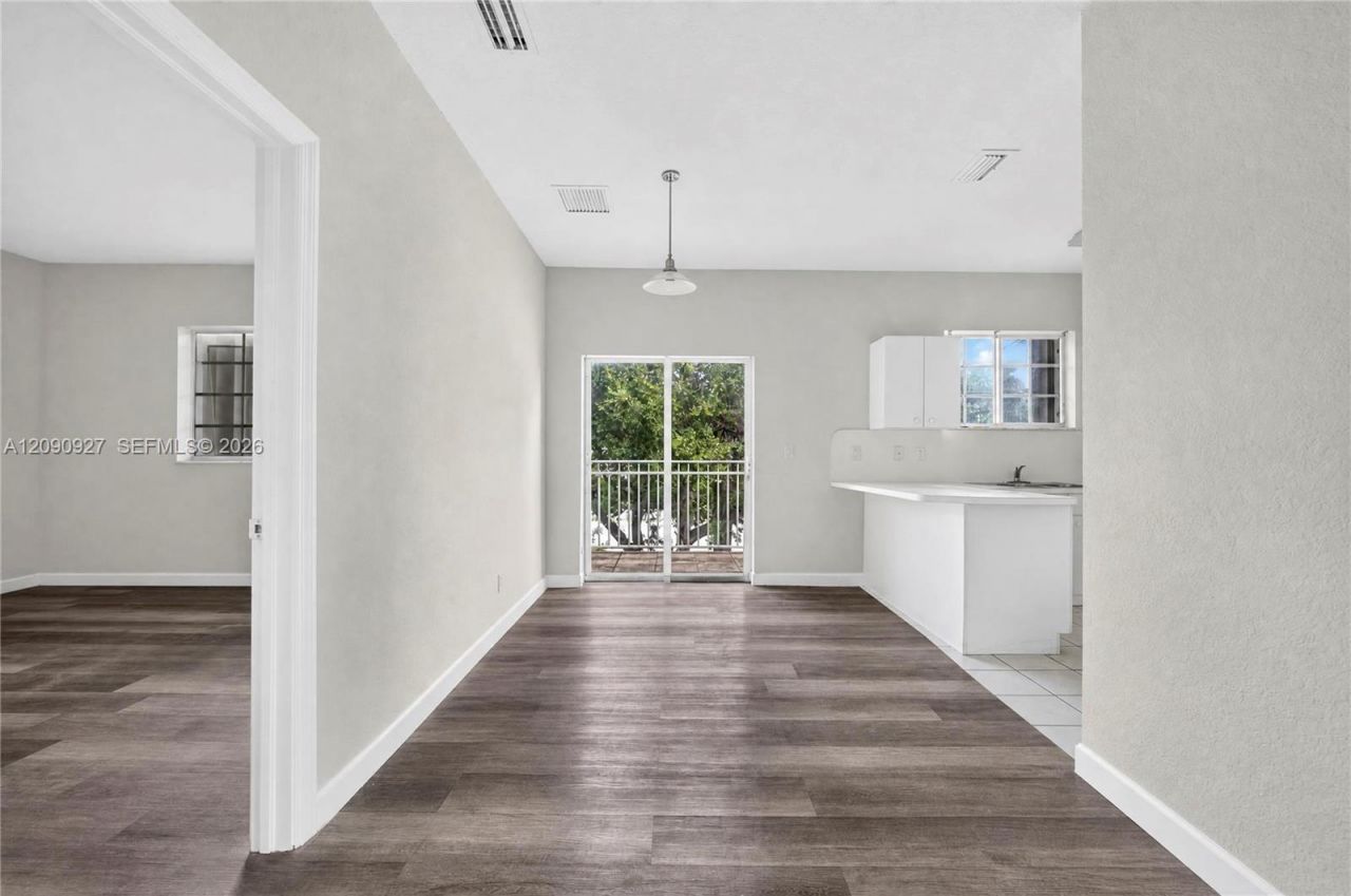 359 NE 27th Ter, Unit 204, Homestead, FL 33033 Photo