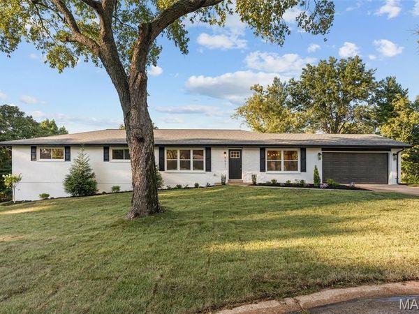 9831 Sundown Square , Creve Coeur, MO 63141