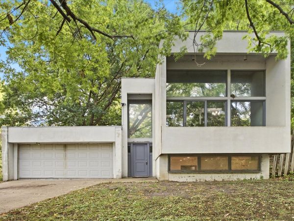 2280 E Medicine Lake Boulevard , Plymouth, MN 55441