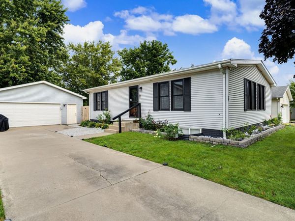 22 Geneva Court , Bloomington, IL 61704