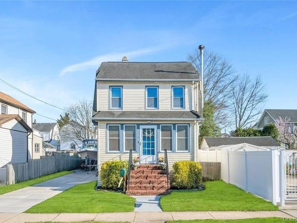 1261 Waverly Street , Hewlett, NY 11557