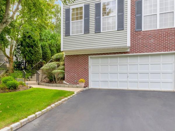 143 Paddington Circle , Smithtown, NY 11787