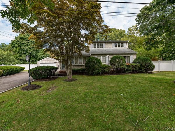 63 Barretts Avenue , Holtsville, NY 11742