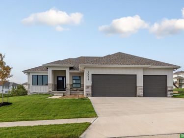10019 Prospect Street, Papillion, NE 68046