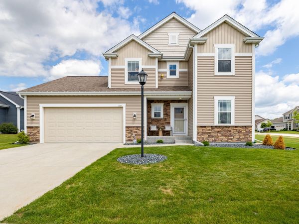 1298 Juniper Ln, Oconomowoc, WI 53066