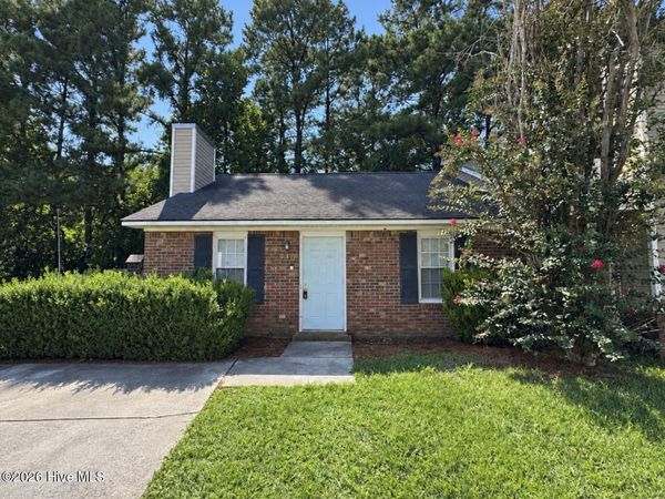 110 Glenside Court , Midway Park, NC 28544