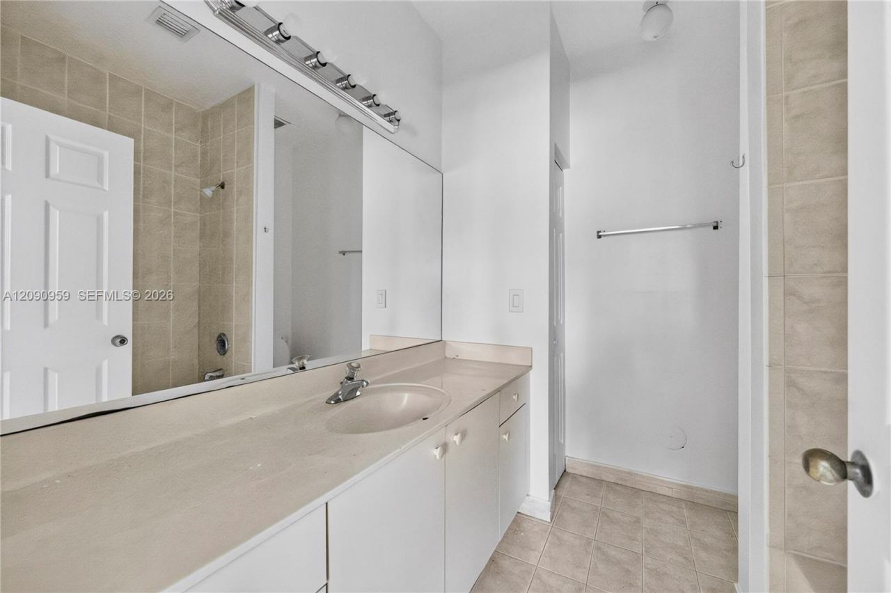 2665 NE 4th St , Unit 204, Homestead, FL 33033 Photo